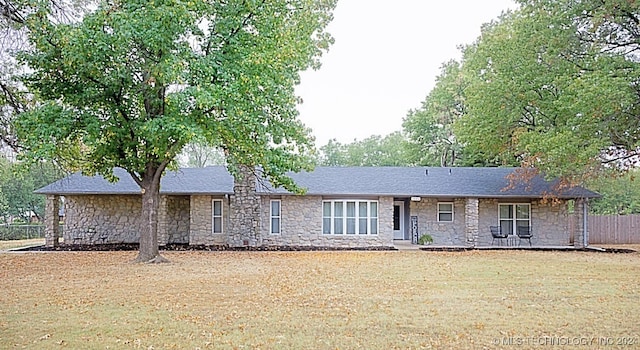 single story home featuring a front yard