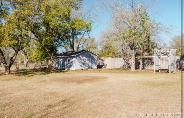 view of yard featuring an outdoor structure