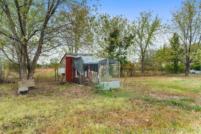 view of yard featuring an outdoor structure