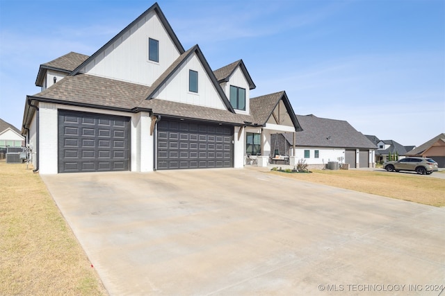 view of front of property featuring a front lawn