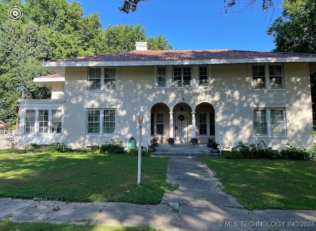 view of front facade featuring a front lawn and covered porch