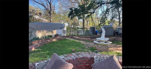 view of yard featuring a shed