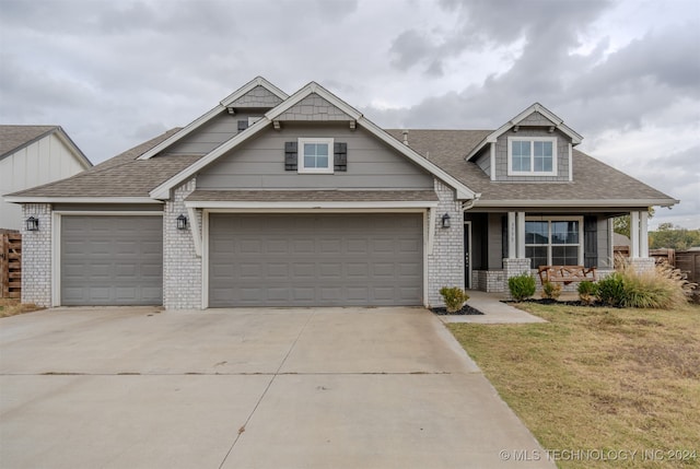 craftsman inspired home with a front yard and a porch