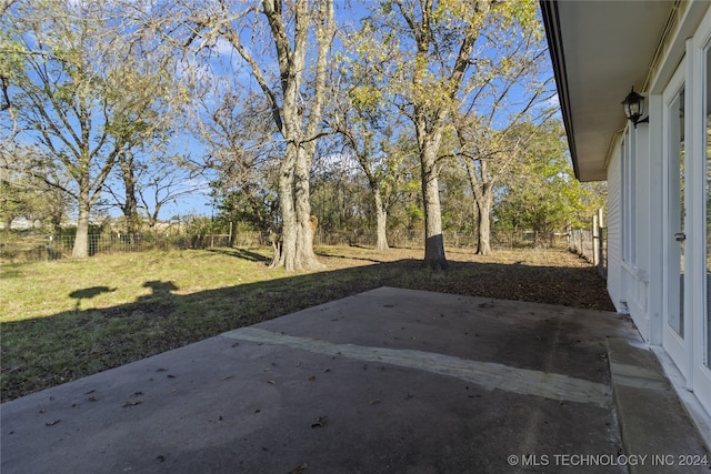 view of yard featuring a patio