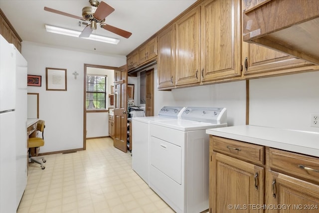 laundry area featuring independent washer and dryer and ceiling fan