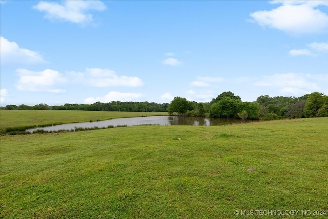 view of yard featuring a water view