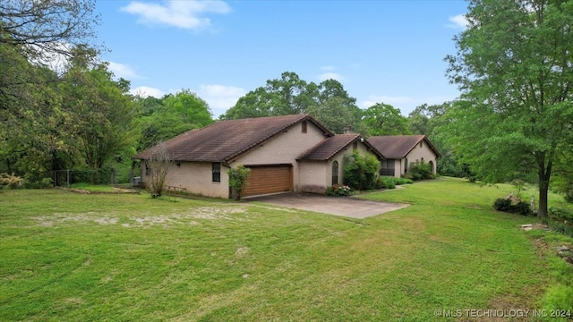 view of front of home featuring a front lawn and a garage