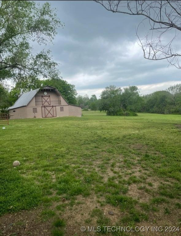 view of yard with an outdoor structure