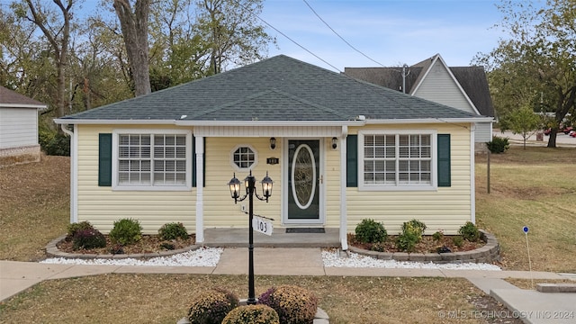 bungalow featuring a front lawn