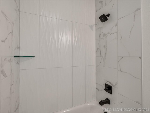 bathroom featuring tiled shower / bath combo