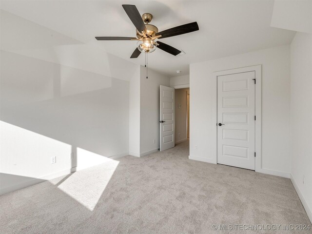 unfurnished room with light carpet and ceiling fan