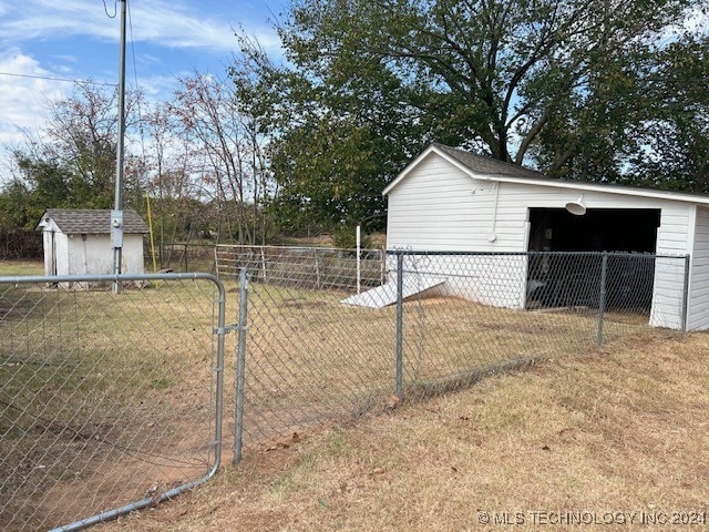 view of yard featuring a storage unit