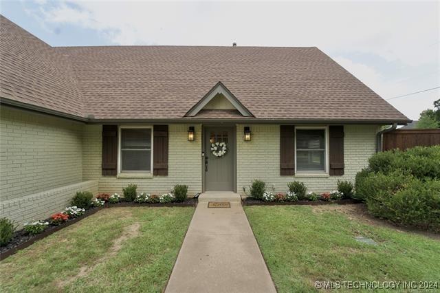 ranch-style house featuring a front yard