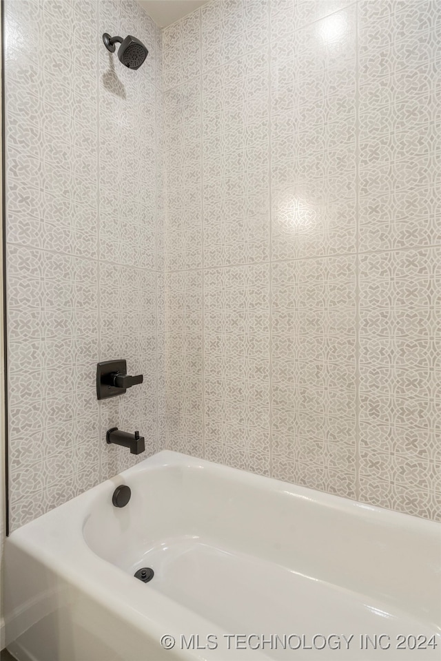 bathroom with tiled shower / bath