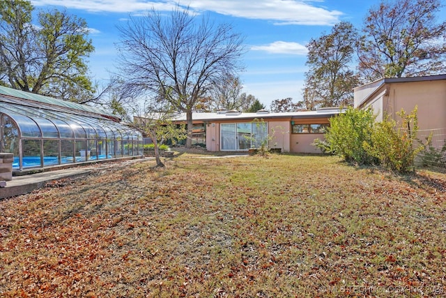 view of yard with a swimming pool