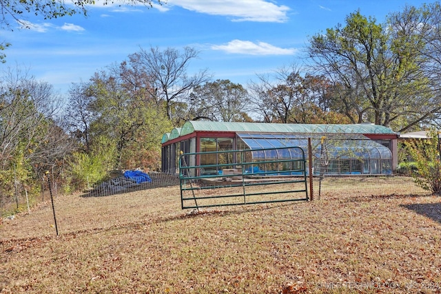 view of yard with an outbuilding