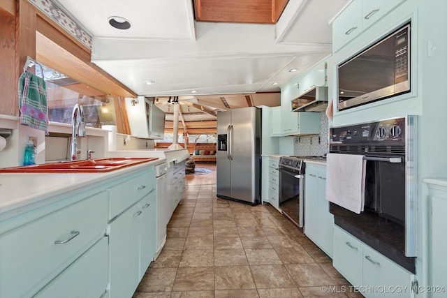 kitchen featuring a healthy amount of sunlight, stainless steel appliances, and backsplash