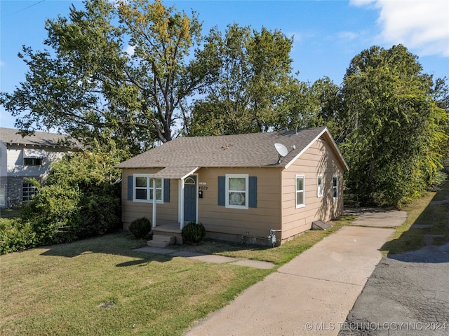 view of front facade with a front yard