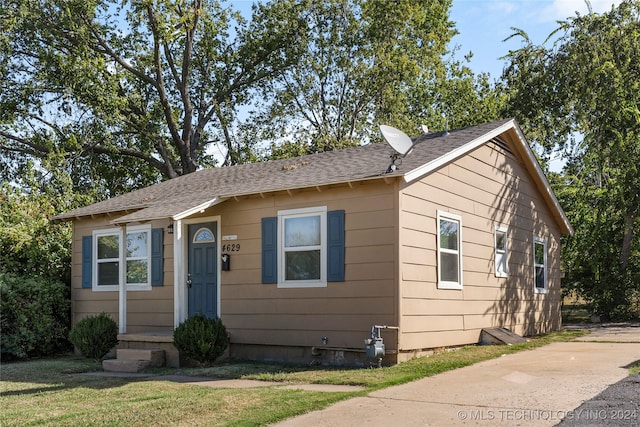 view of front of home with a front lawn