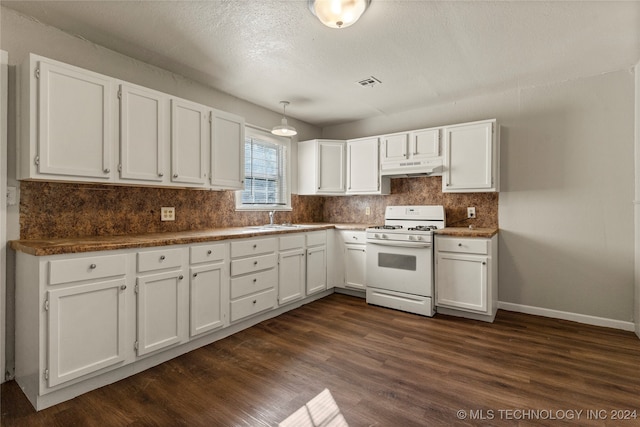 kitchen featuring sink, a textured ceiling, dark hardwood / wood-style flooring, white gas range, and white cabinetry