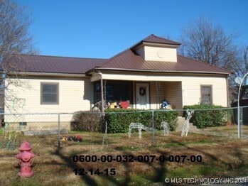 view of front of property featuring covered porch