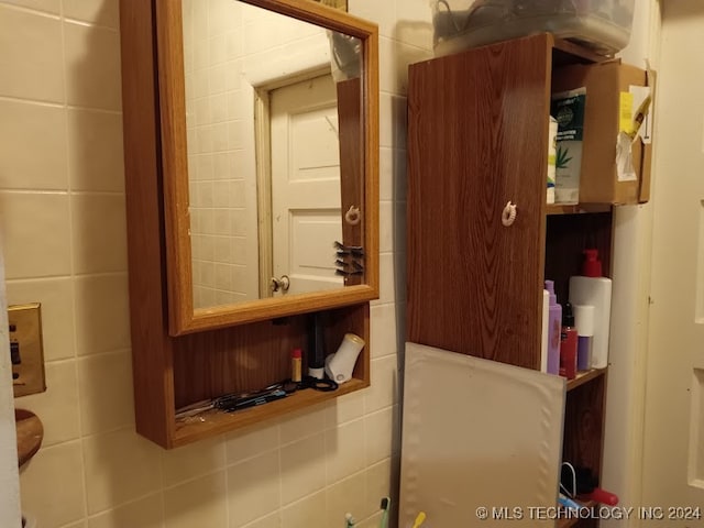 bathroom featuring tile walls