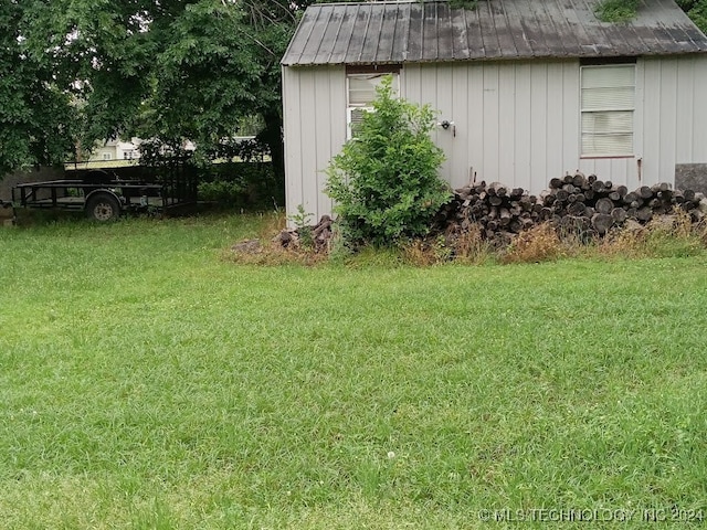 view of yard with a shed