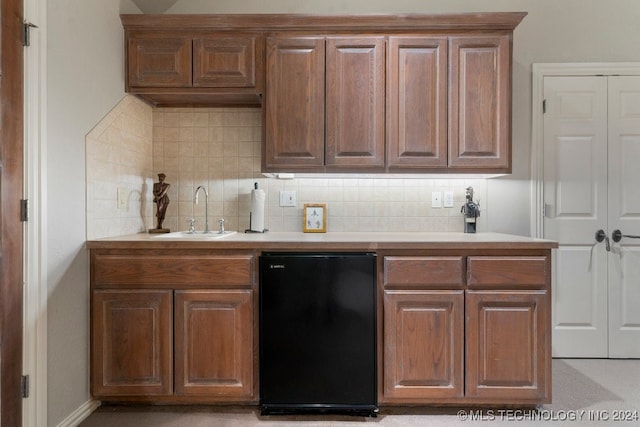 bar with backsplash, black fridge, and sink