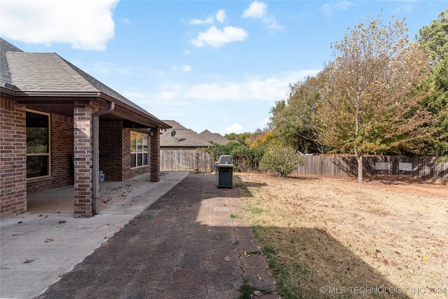 view of yard featuring a patio