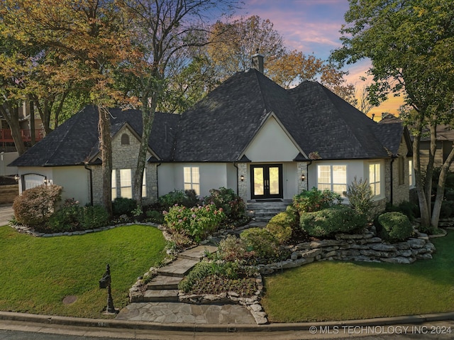 view of front of property featuring a yard