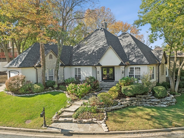 view of front facade featuring a front lawn