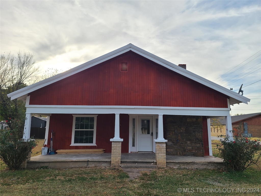 view of front of property featuring covered porch