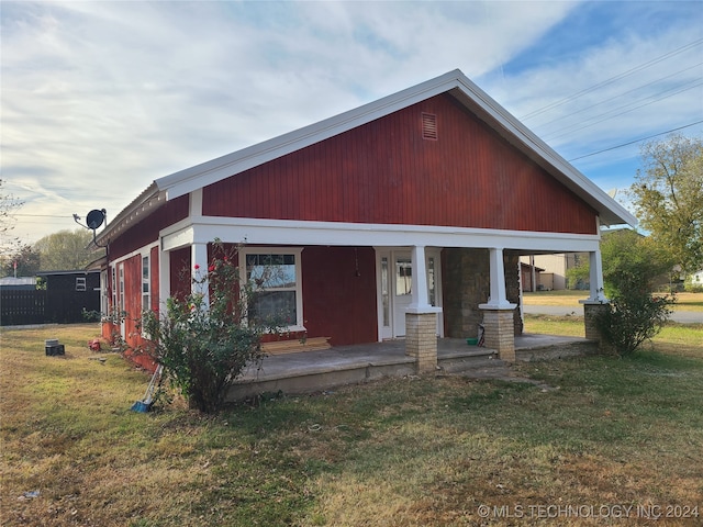 view of front of property with a porch and a front yard