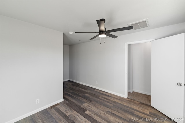 spare room with dark wood-type flooring and ceiling fan