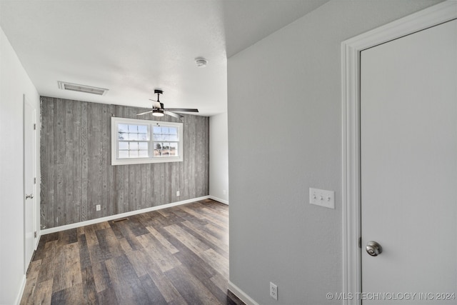 empty room featuring dark wood-type flooring and ceiling fan