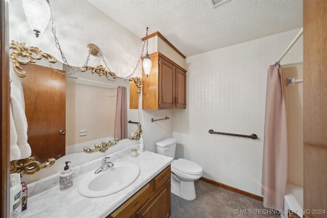 full bathroom featuring vanity, shower / bath combo with shower curtain, a textured ceiling, and toilet