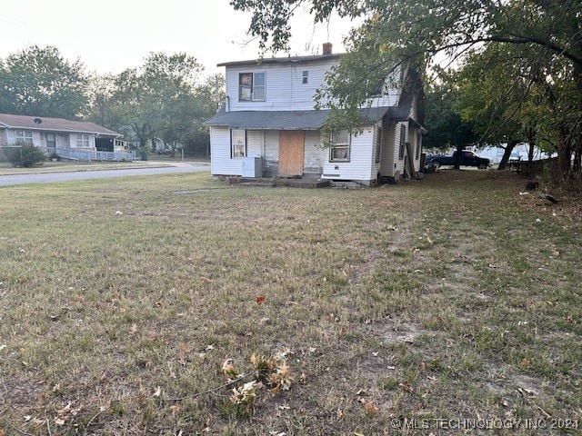 view of front facade with a front lawn