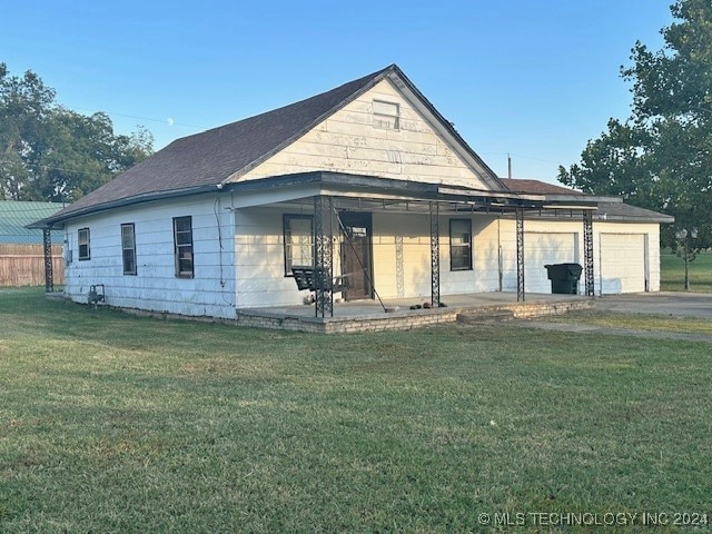 view of front of house featuring a front yard and a garage