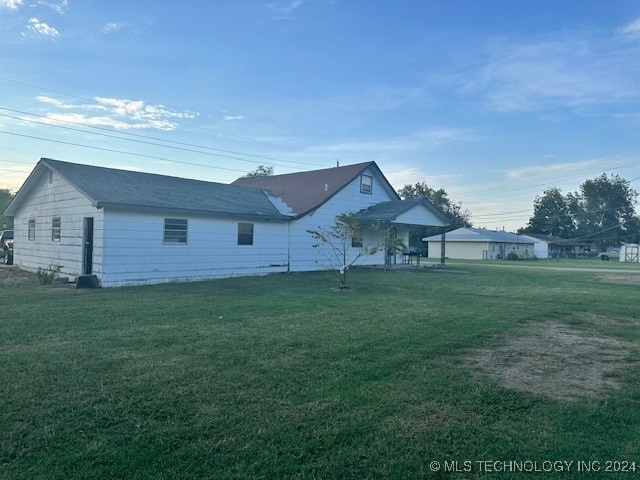 exterior space featuring a yard