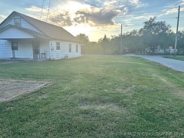 view of yard at dusk