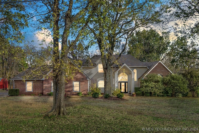 view of front of property featuring a lawn