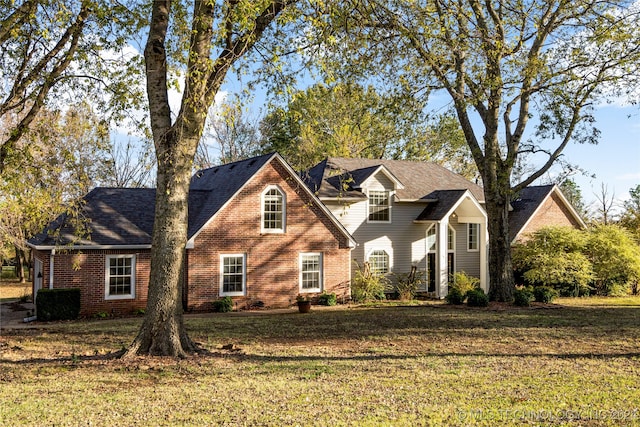 view of front property featuring a front lawn