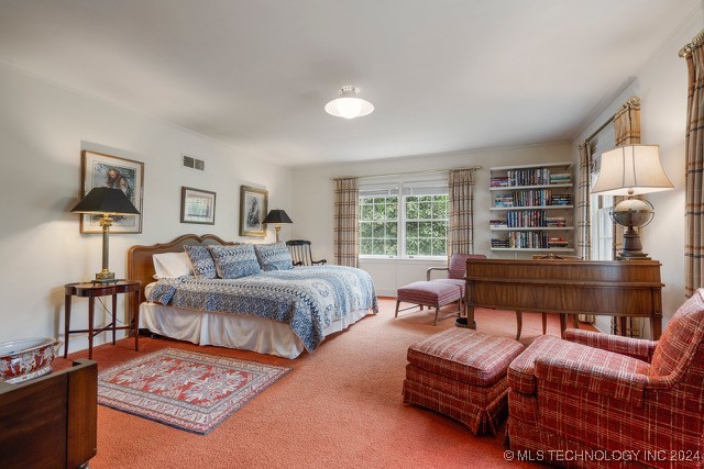 bedroom featuring carpet floors