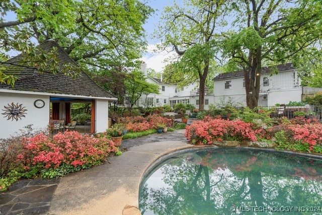 view of swimming pool