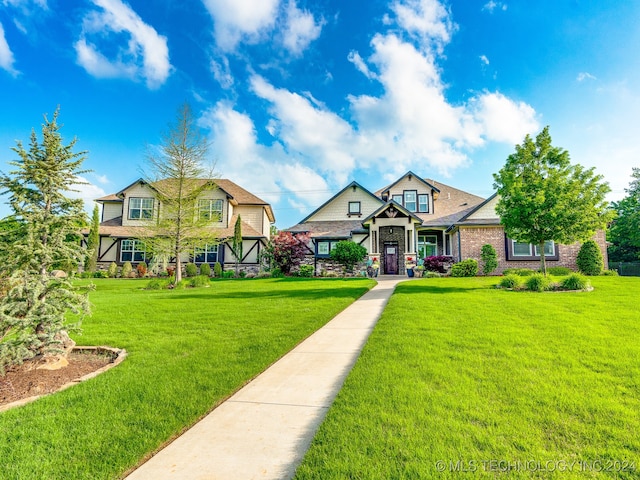 view of front of property featuring a front yard