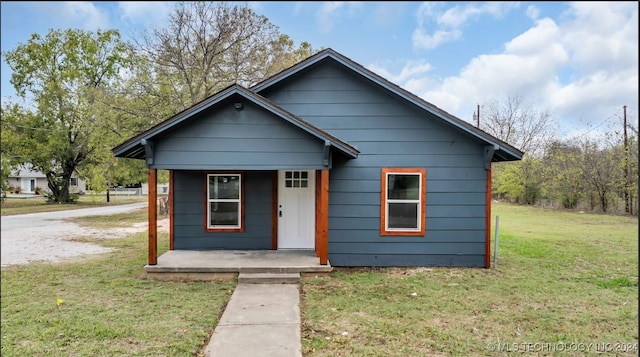 bungalow-style home featuring a front lawn