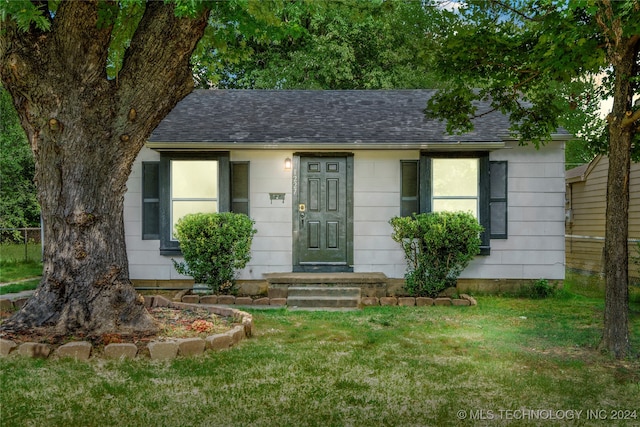 view of front facade featuring a front lawn