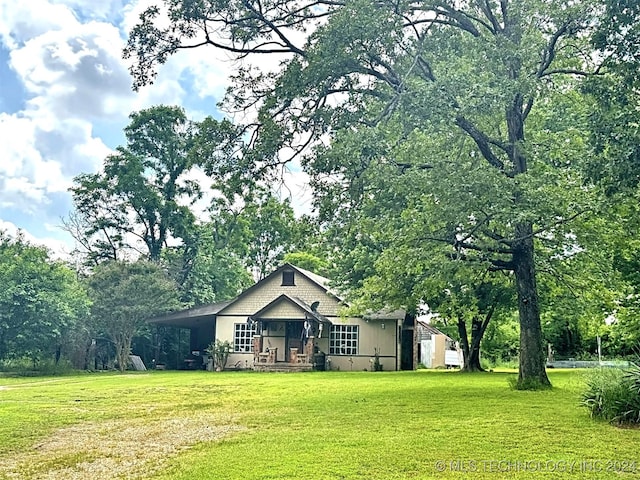 view of front facade with a front lawn