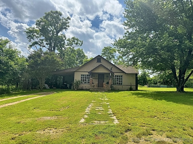 view of front of property with a front lawn