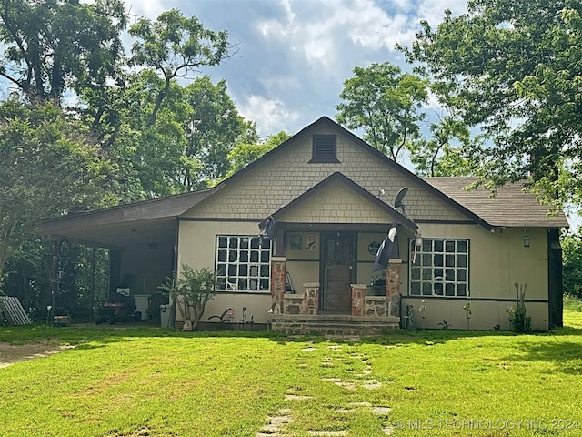 view of front of house featuring a front lawn